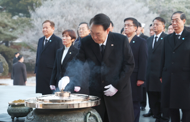 윤석열 대통령이 2024년 새해 첫날인 1일 서울 동작구 국립서울현충원 현충탑에서 순국선열 및 호국 영령들에게 분향하고 있다.  대통령실통신사진기자단=연합뉴스